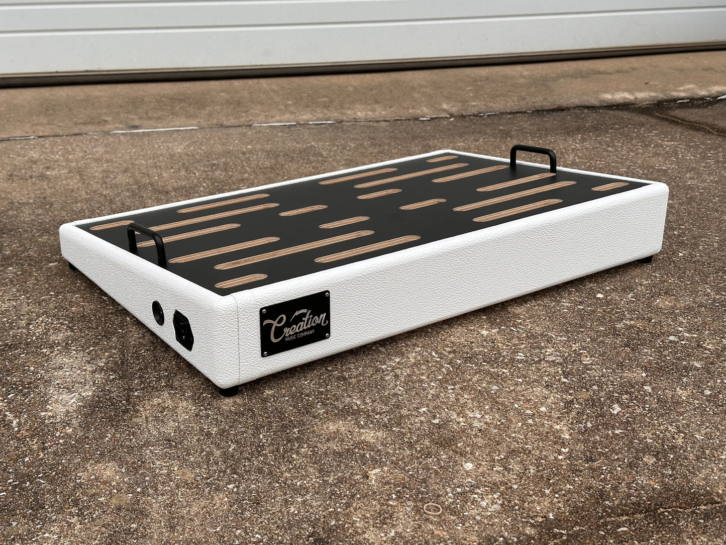 Custom Shop Pedalboard - White Tolex 24x16