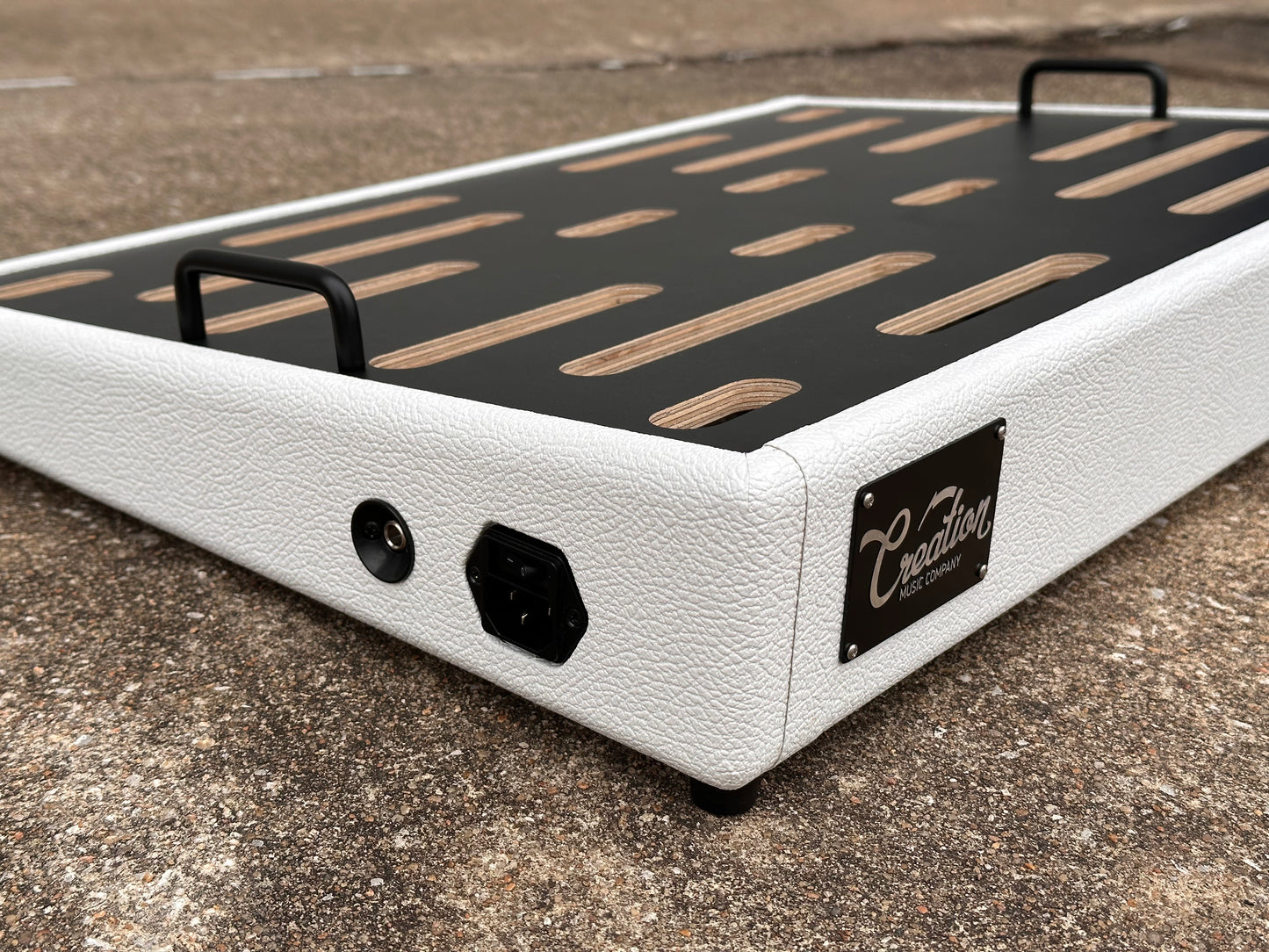 Custom Shop Pedalboard - White Tolex 24x16